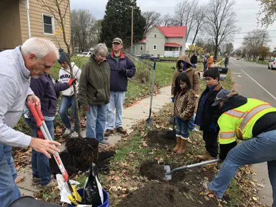 Tree planting demonstration for Trees for the Hart